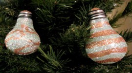 Prendi una vecchia lampadina e…trasformala in una eco-decorazione per Natale!