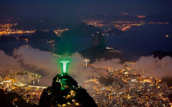 Conferenza delle Nazioni Unite a Rio, la statua del Cristo Redentore illuminata di verde