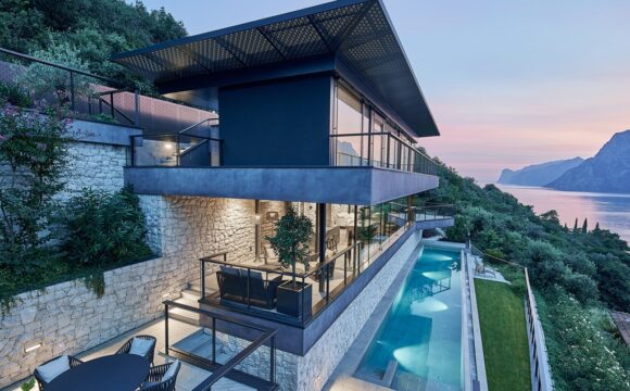 QUANDO IL LEGNO INCONTRA LA PIETRA RUBNER HAUS FIRMA UN’ARCHITETTURA MIMETICA SUL LAGO DI GARDA