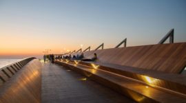 Frassino americano termicamente modificato per la nuova attrazione costiera a Izmir firmata Evren Başbuğ Architects