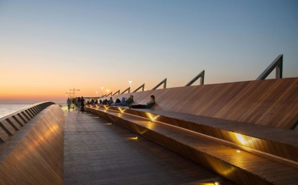 Frassino americano termicamente modificato per la nuova attrazione costiera a Izmir firmata Evren Başbuğ Architects