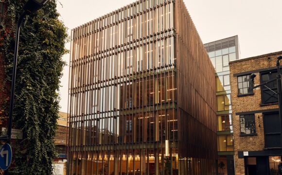 TOG presenta il prestigioso edificio per uffici in legno massiccio nel centro di Londra