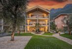 TRA IL MONTE BALDO E IL LAGO DI GARDA, RUBNER HAUS FIRMA LAGETA APARTMENTS: UN’ARCHITETTURA IN LEGNO CHE UNISCE TRADIZIONE E DESIGN CONTEMPORANEO