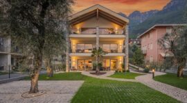TRA IL MONTE BALDO E IL LAGO DI GARDA, RUBNER HAUS FIRMA LAGETA APARTMENTS: UN’ARCHITETTURA IN LEGNO CHE UNISCE TRADIZIONE E DESIGN CONTEMPORANEO
